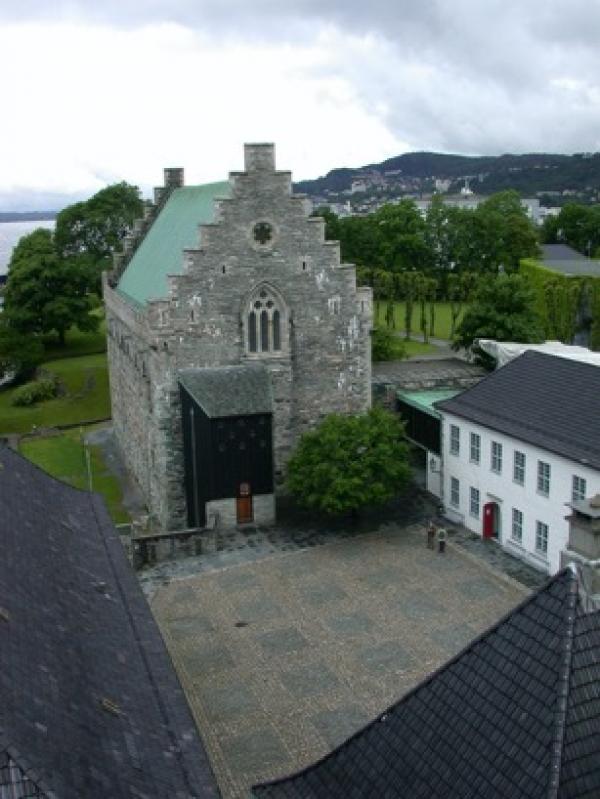 Håkonshallen og Stallbygningen /t.h) ligger til Borggården, en flott, brosteinsbelagte plass. Foto: Statsbygg