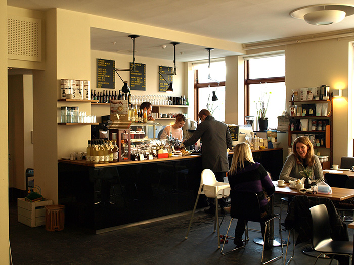 Ombygging av foajèen til cafè. Vårt akitektkontor stod også for belysning og  interiør.