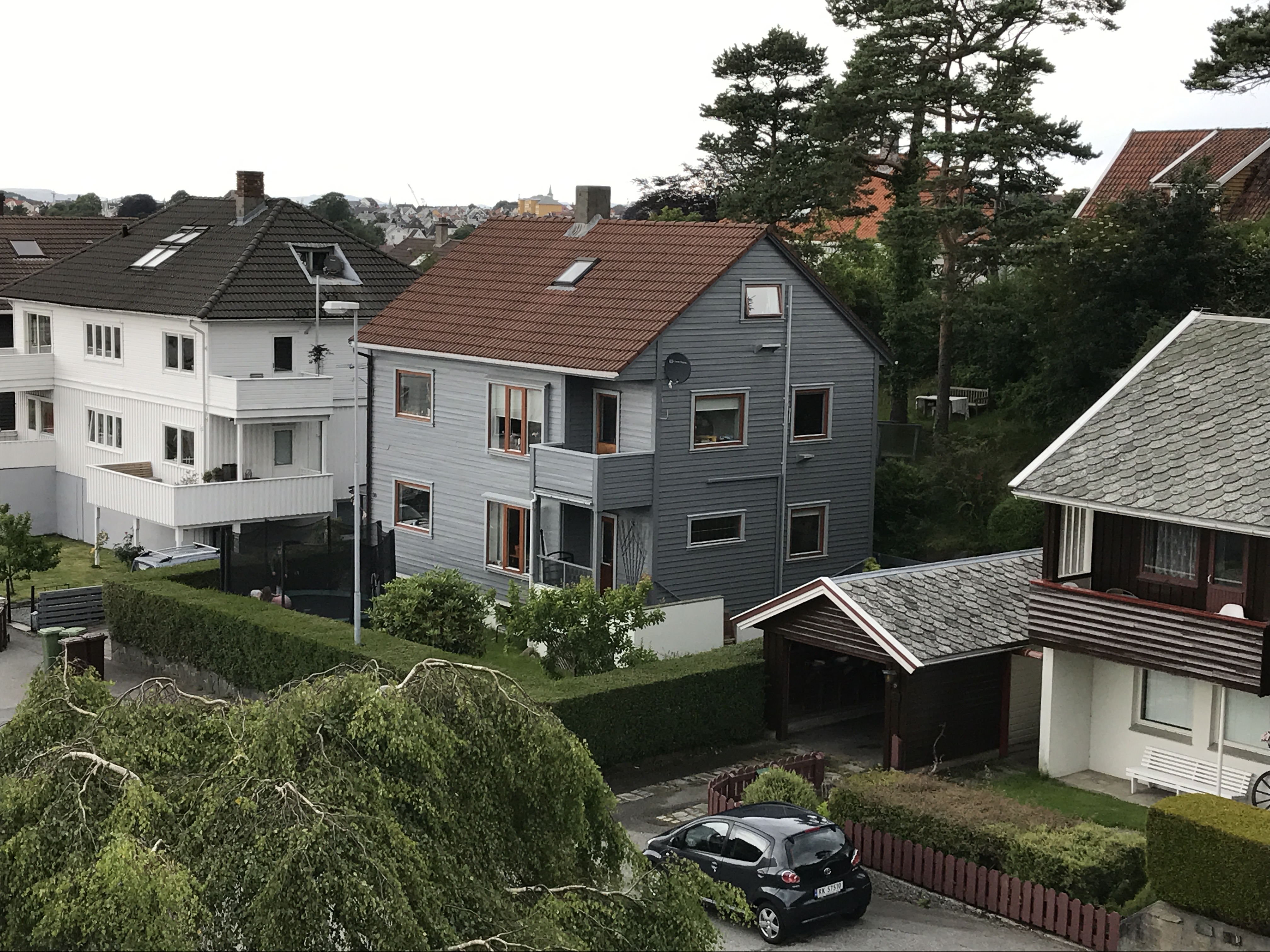 En enkel kasse fra 50-tallet. På baksiden av huset, blant furutrærne, er den hemmelige humlehagen.