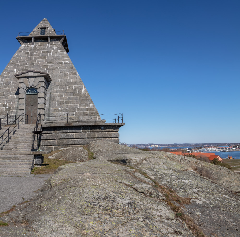 Pyramiden vokser fram av knausene, kledd i granitt fra området. (Foto: Lars Henrik Millert)