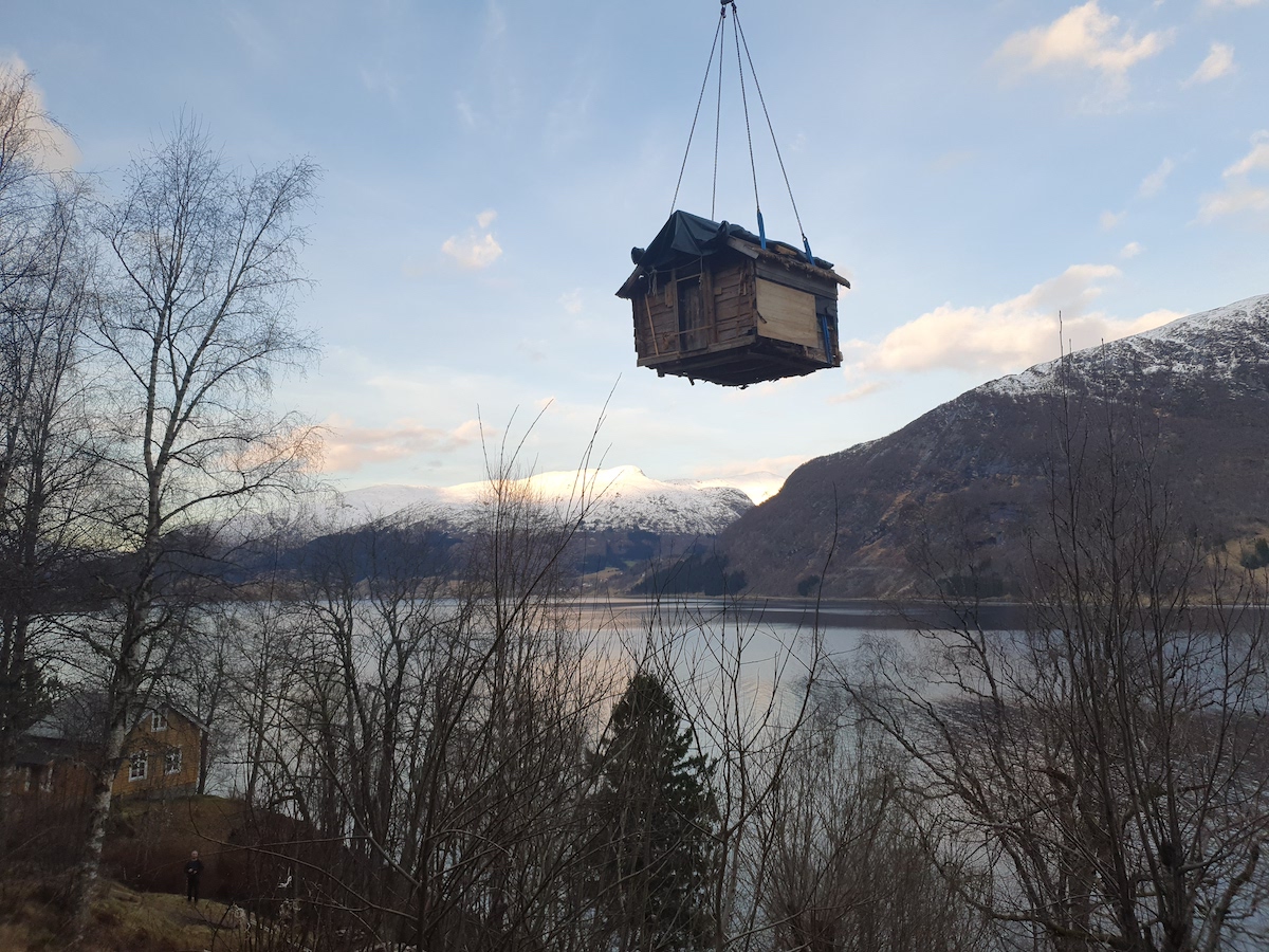 "Bestastova" i svevet. Grunnmuren skal utbedres før det vesle bygget heises på plass igjen.