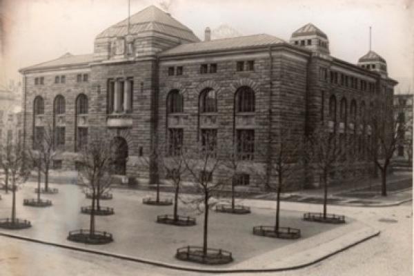 Norges bank-bygget på bankplassen sto ferdig i 1906.