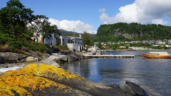 Nedstrand i bakgrunnen