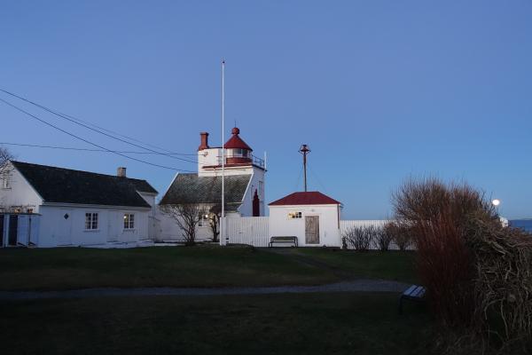 Fyrhusene er samlet som en borg mot havet