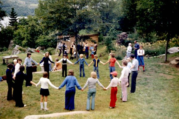 Rag: En festdag på 70-tallet. Søskenbarn i ring