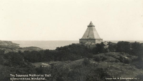 Historisk foto. Knausene, monumentet og havet